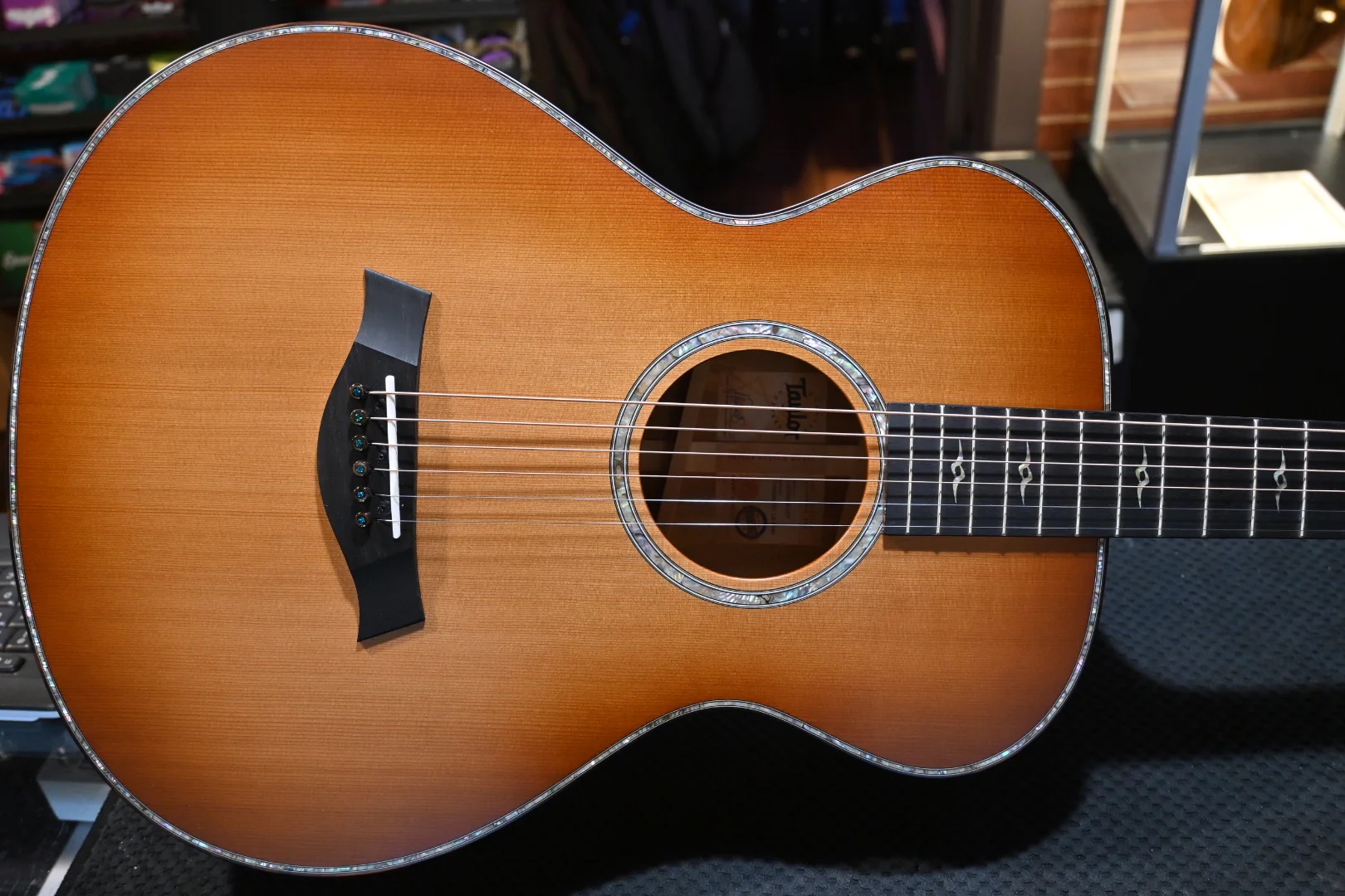 What Kind Of Guitar Does Taylor Swift Play